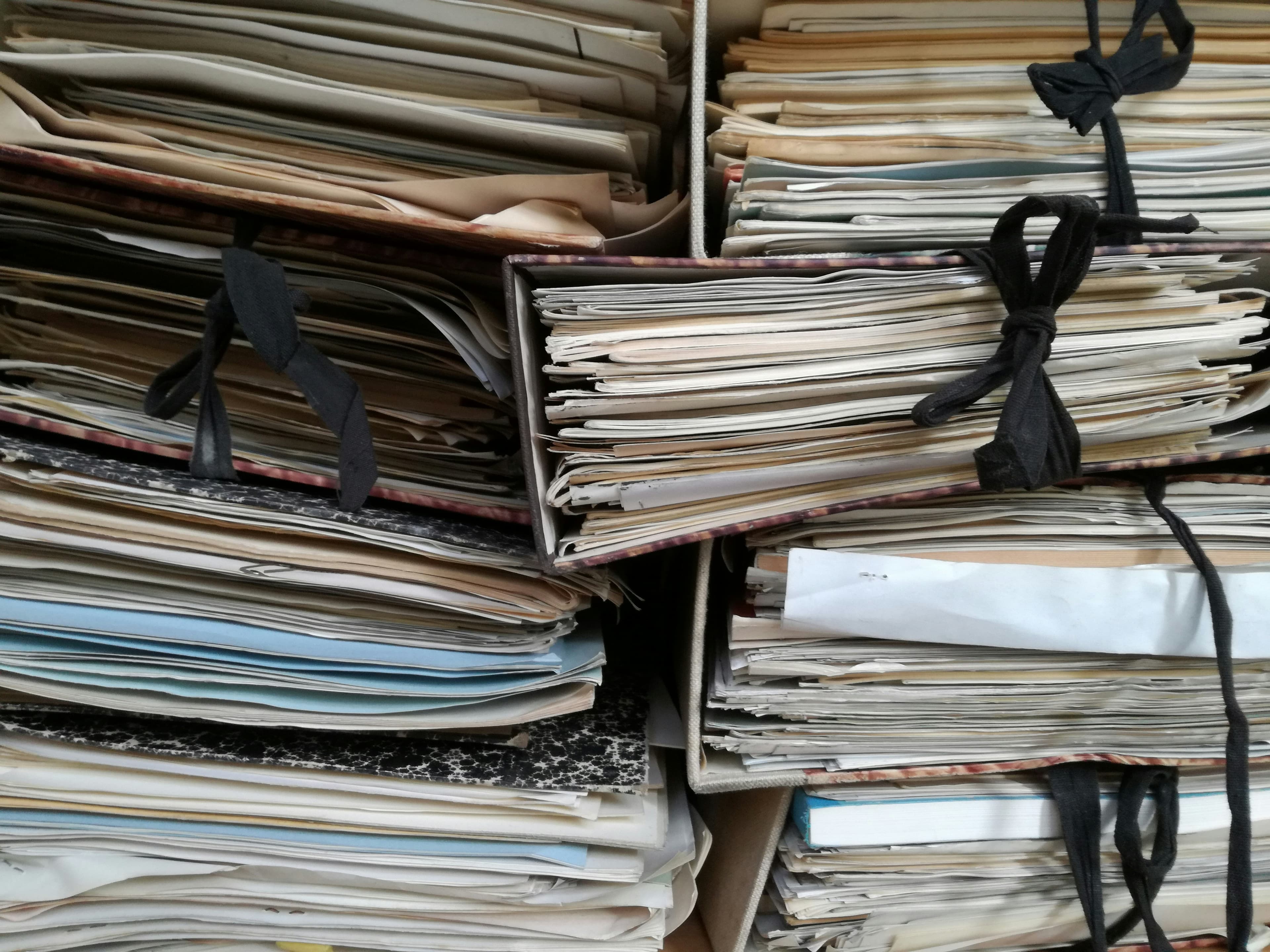 Faldoni e scatole di archivio viste dall'alto, a rappresentare le pratiche edilizie